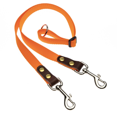 Hundesnor i orange webbing, med to karanbinhager, så 2 hunde kan kobles til hundesnoren. Orange Dobbelt Kobbel er fra danske BLF Hunting.