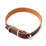 Lækkert brunt hundehalsbånd i læder som måder 16 mm x 40 cm. Halsremmen er med metalspænde.