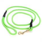 Neongrøn hundesnor med karabinhage 8 mm x 180 cm. Hundesnoren er med håndtag og er håndlavet af lækker blød webbing.