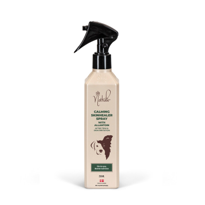 250 ml Nathalie Calming Skinhealer Spray i en beige plastflaske med sprayhoved