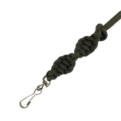 Olivengrøn flæjtesnor fremstillet af blødt nylon og er twistet i den ene ende. 