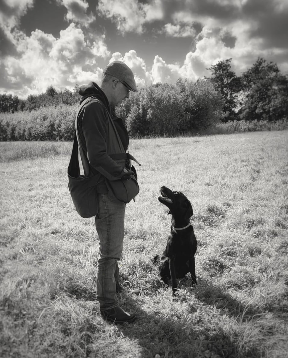 Erik fra Gilpa med labradoren Scott